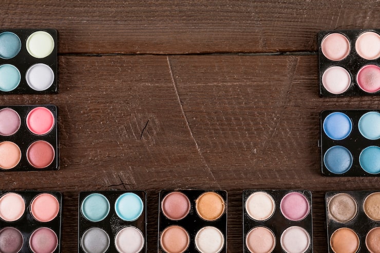 Makyaj ürünleri paletler rujlar ve fırçalar yatay kompozisyon
